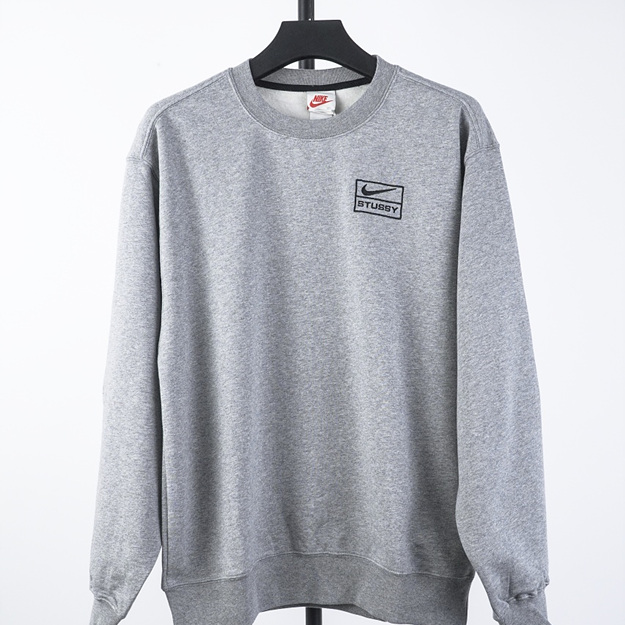 나이키 스투시 라운드 자수 맨투맨