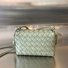 보테가 미니 루프 카메라 백 723547